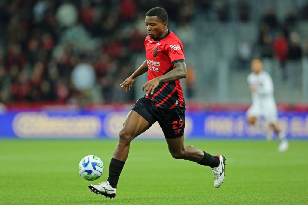 Zagueiro Cacá em jogo do Athletico
