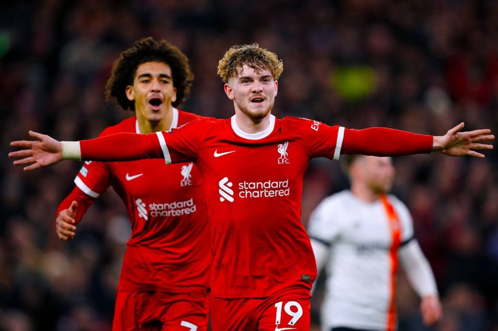 Elliott-Liverpool-gol-imago1040960135h Elliott comemorando gol do Liverpool na vitória de virada em cima do Luton Town pela Premier League