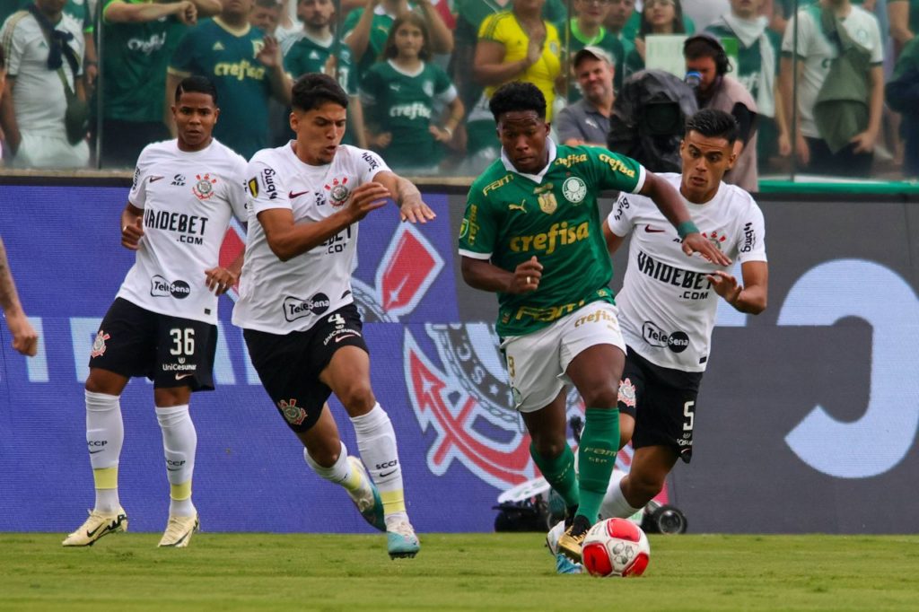 Atacante Endrick conduz a bola no Dérbi entre Palmeiras e Corinthians na Arena Barueri