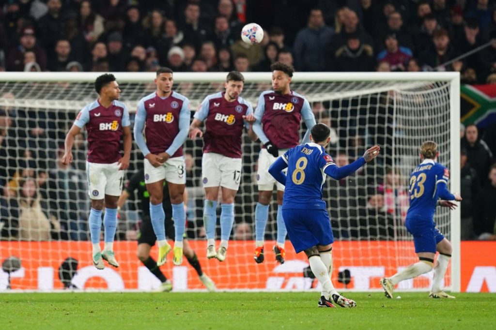 Enzo Fernández marcando gol de falta na vitória do Chelsea sobre o Aston Villa pela Copa da Inglaterra
