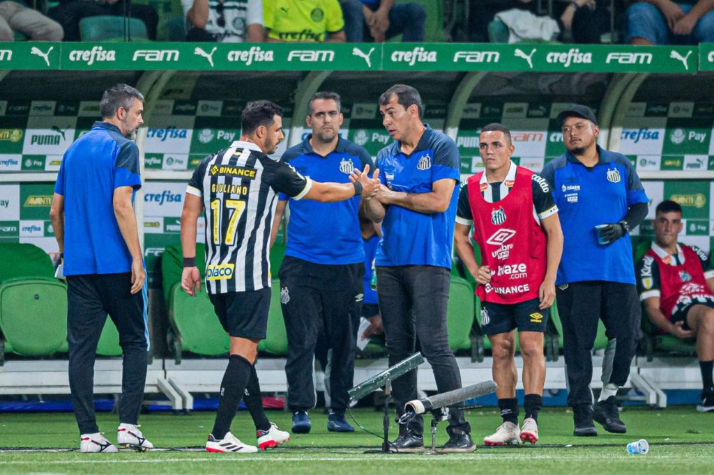 Giuliano-meia-Santos-jogo-imago1039706178h Meia Giuliano conversa com o técnico Fábio Carille em jogo do Santos
