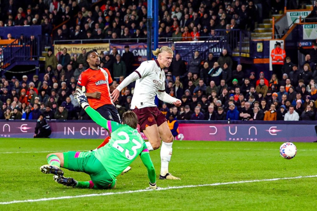 Haaland marcando para o City na goleada em cima do Luton Town pela Copa da Inglaterra