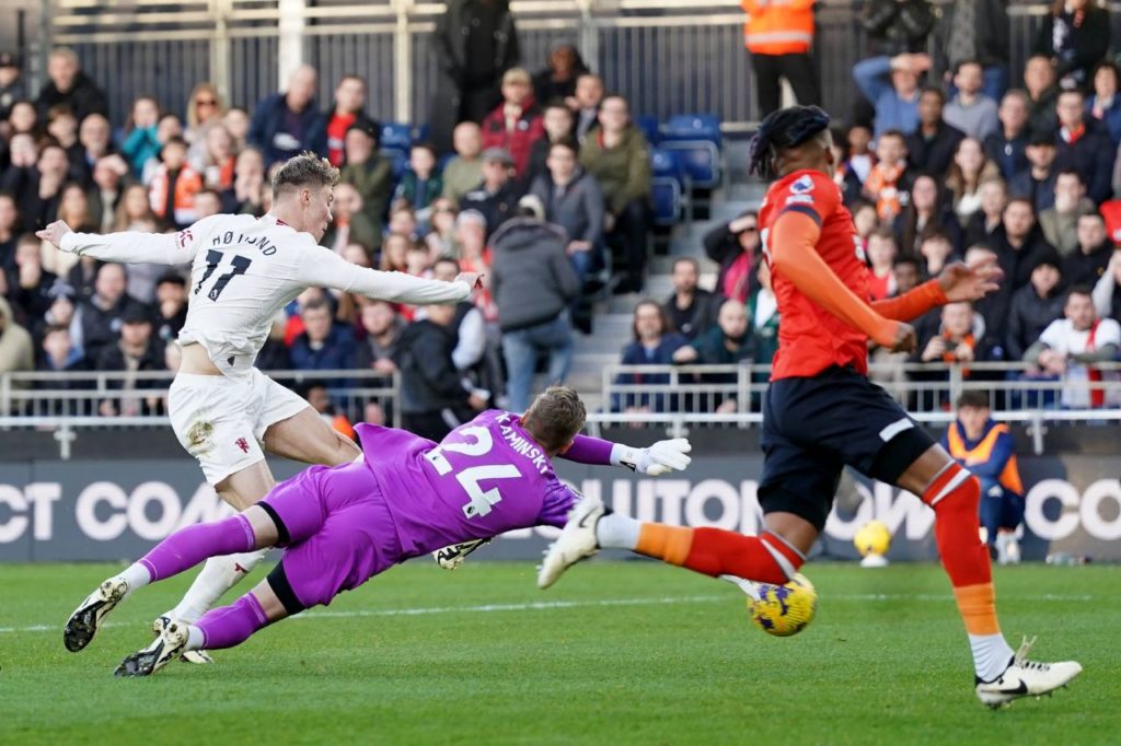 Hojlund-Manchester-United-imago1040746918h Hojlund fazendo gol na vitória do Manchester United sobre o Luton Town