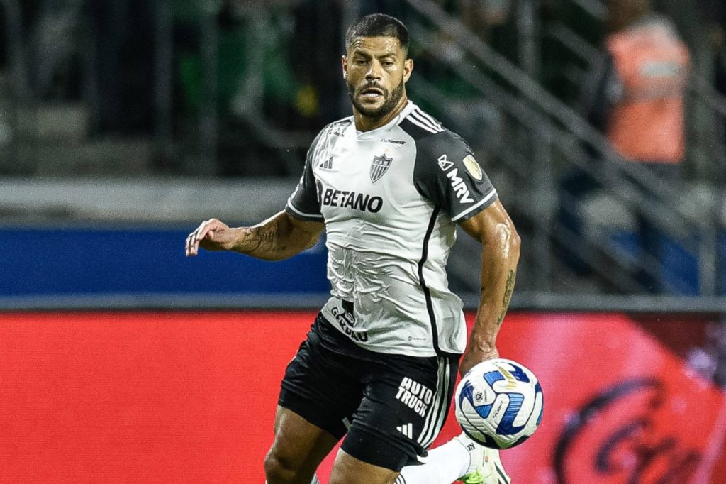 Atacante Hulk jogando pelo Atlético Mineiro