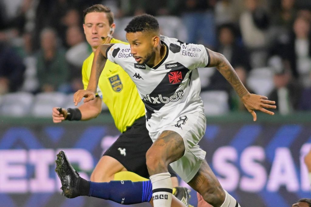 Jair-Vasco-jogo-imago1029695304h Volante Jair em ação pelo Vasco da Gama
