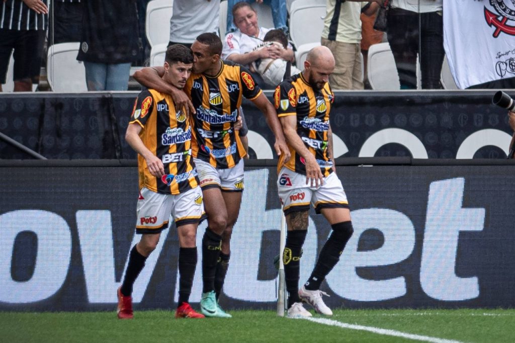 Jenison-Novorizontino-gol-imago1040039451h Jenison comemorando gol do Novorizontino na vitória sobre o Corinthians