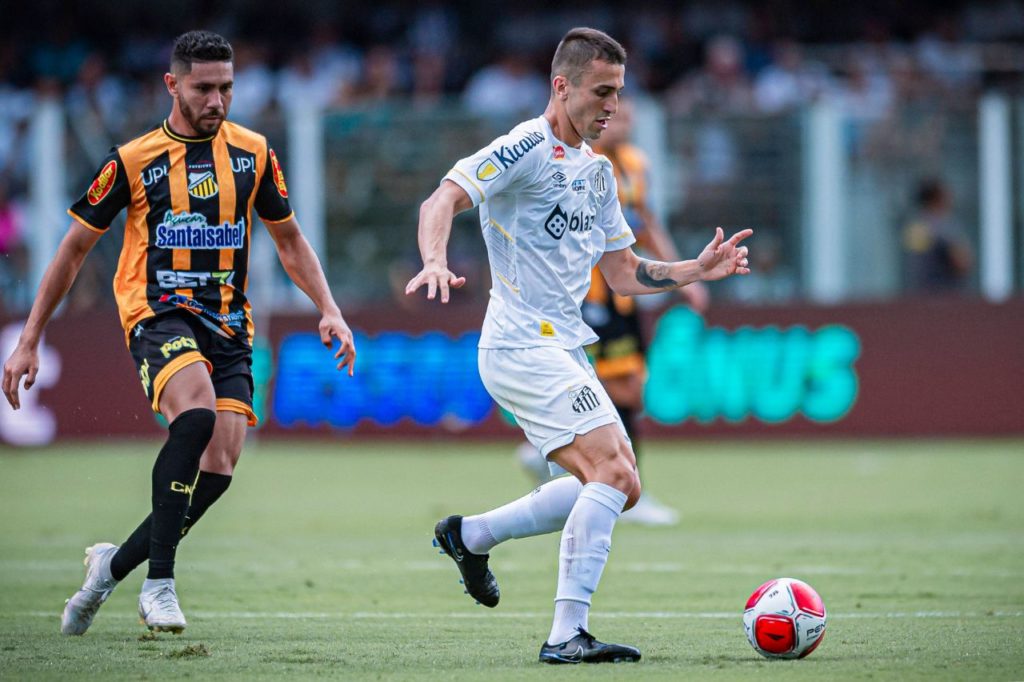 Volante João Schmidt em jogo do Santos
