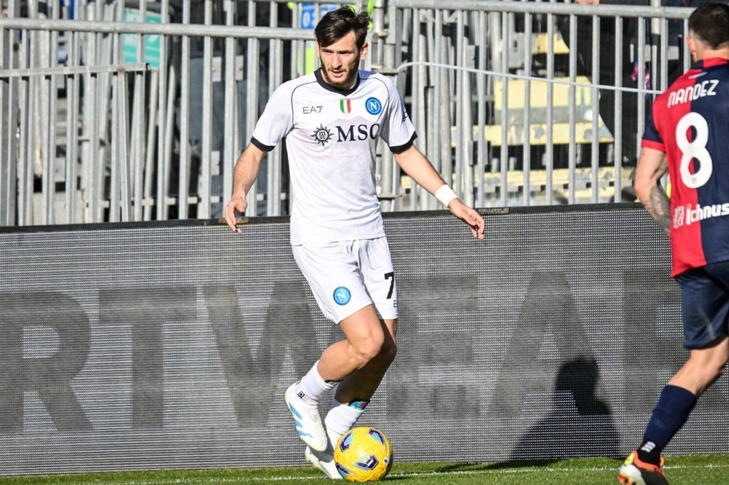Atacante Kvaratskhelia em jogo do Napoli no Campeonato Italiano