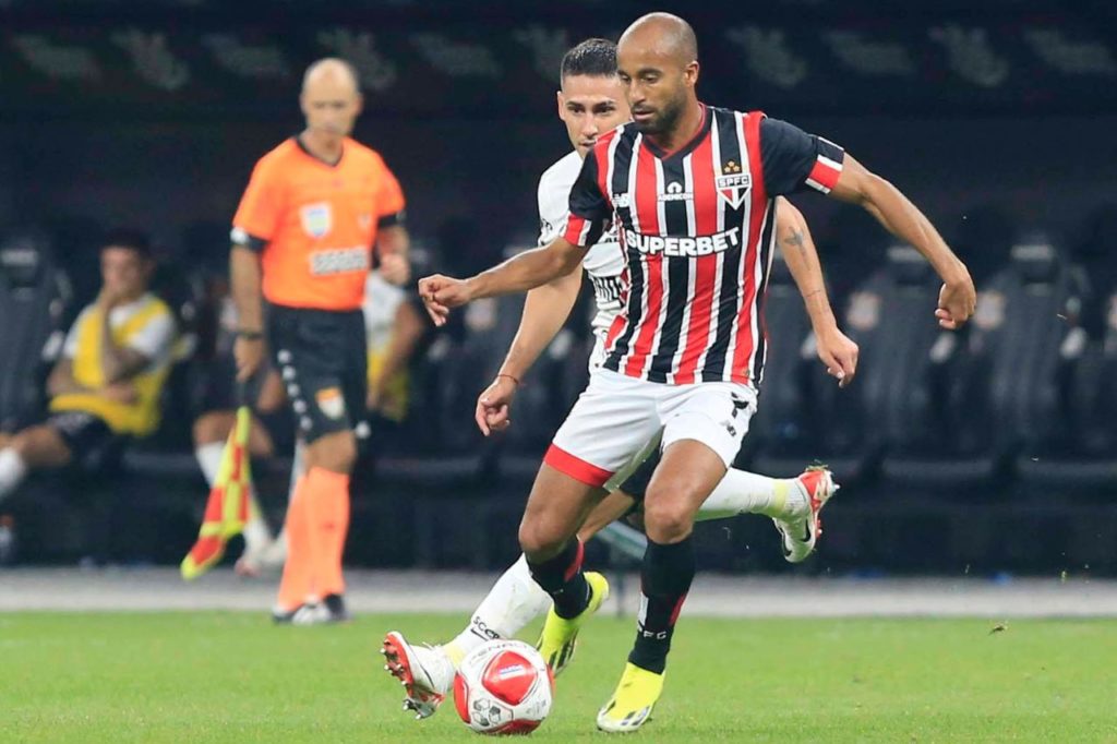 Lucas em jogo do São Paulo conduzindo a bola