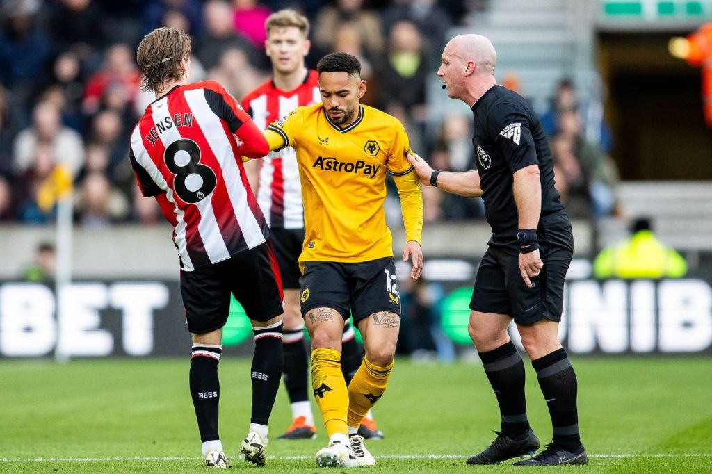 Matheus-Cunha-Wolverhampton-lesão-imago1040344806h Matheus Cunha, do Wolverhampton, deixando o campo com lesão na coxa