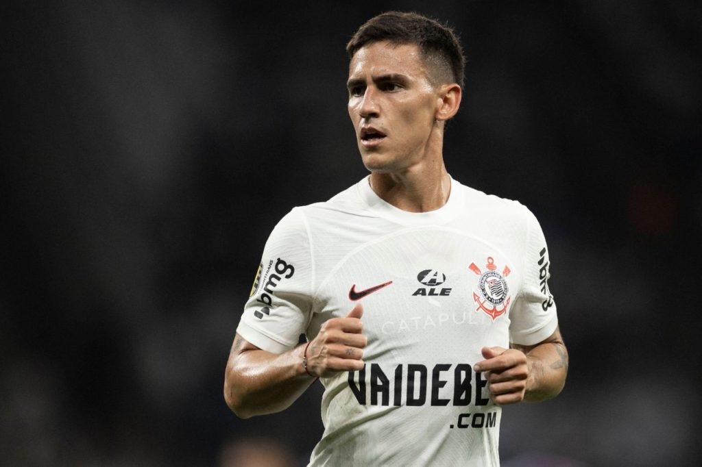 Matias-Rojas-Corinthians-jogo-imago104138544h Meia Rojas em ação pelo Corinthians no Paulistão