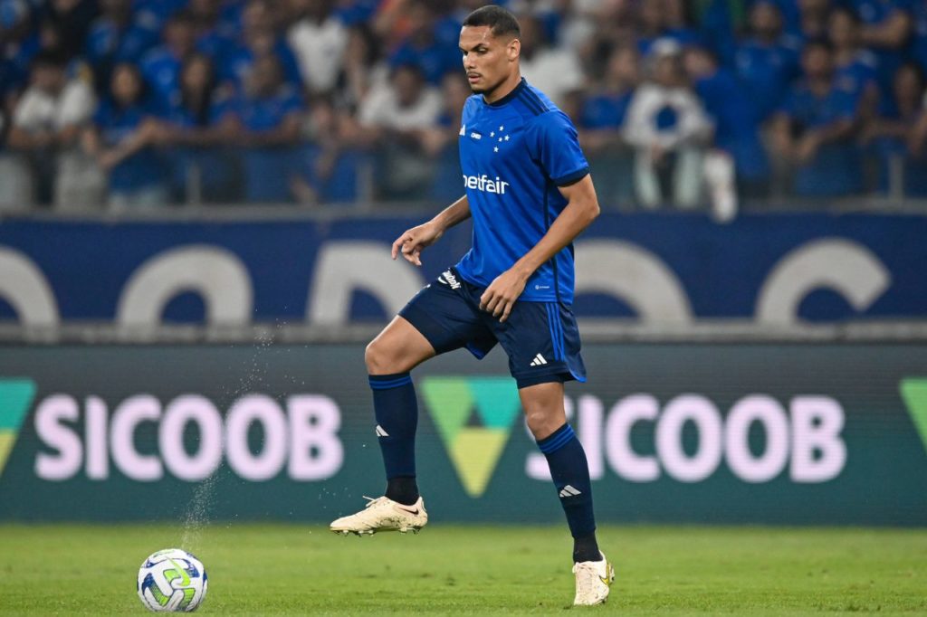 Neris-Cruzeiro-jogo-imago1033527984h Zagueiro Neris jogando pelo Cruzeiro