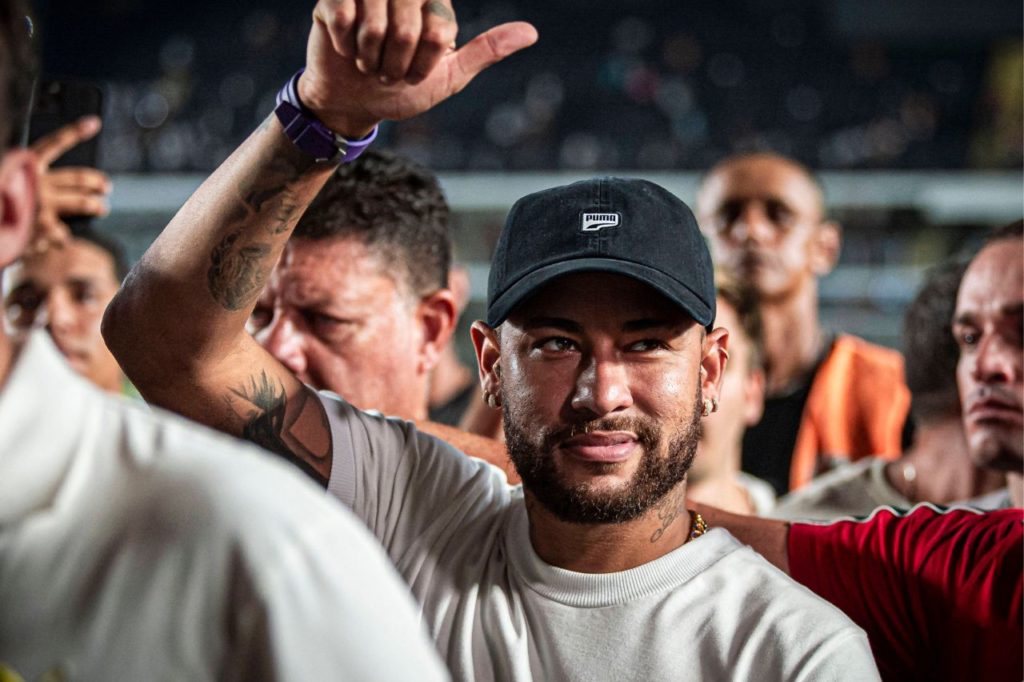Atacante Neymar fazendo sinal positivo para a torcida em jogo do Santos