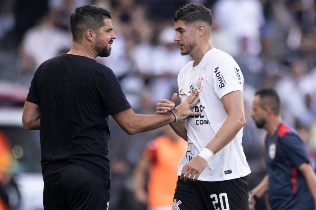 Pedro-Raul-Antonio-Oliveira-Corinthians-jogo-imago1040394197h Atacante Pedro Raul sai de campo e conversa com o técnico António Oliveira, do Corinthians