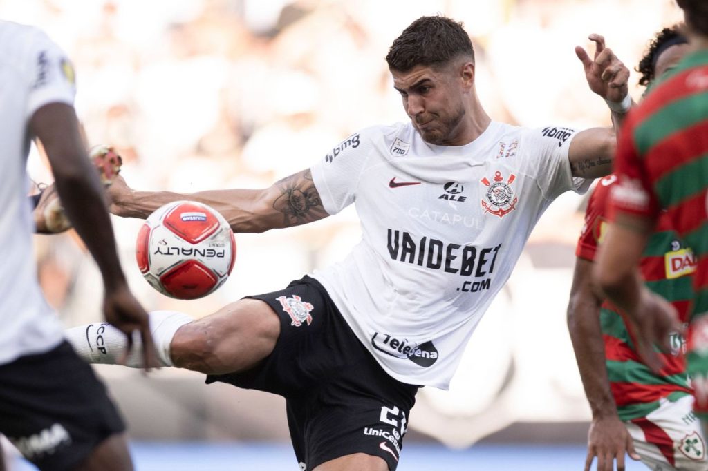 Atacante Pedro Raul em ação pelo Corinthians