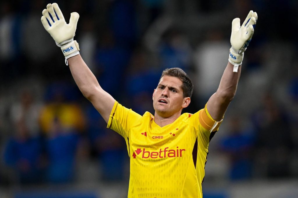 Rafael-Cabral-goleiro-Cruzeiro-América-jogo-imago1031162431h Goleiro Rafael Cabral lamentando derrota do Cruzeiro para o América pelo Estadual