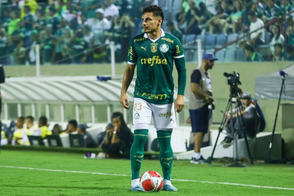 Raphael-Veiga-Palmeiras-jogo-imago1040271406h Meia Raphael Veiga em ação pelo Palmeiras no Paulistão