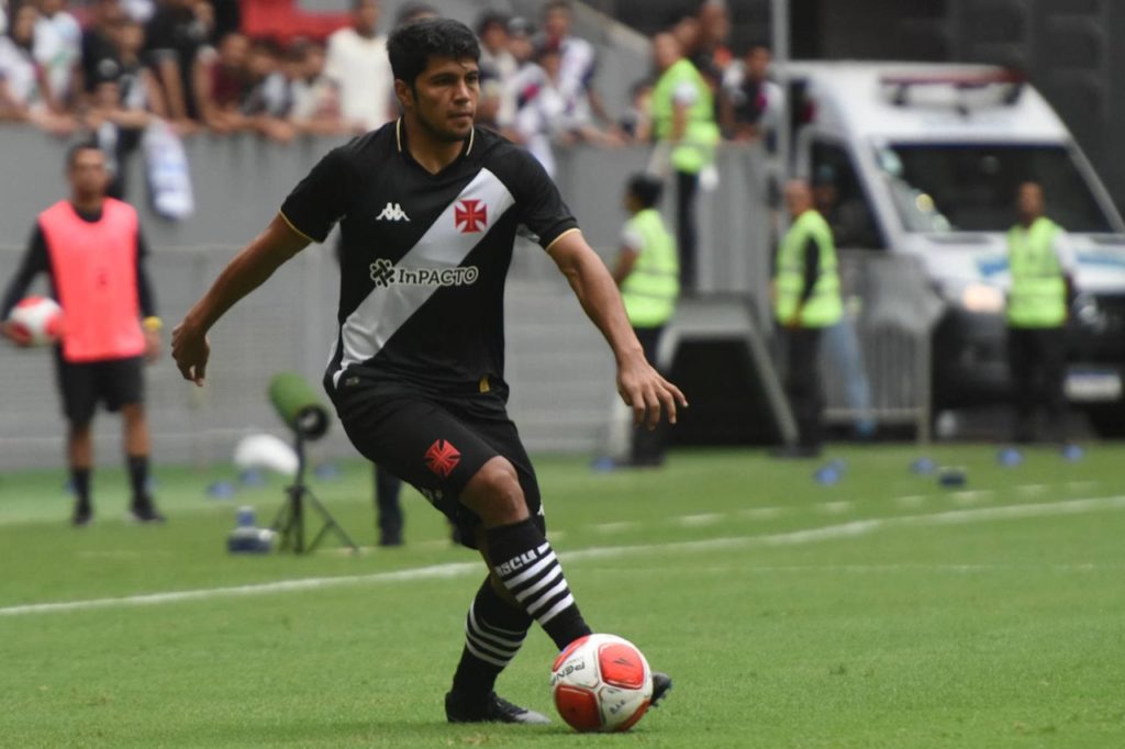 Robert-Rojas-Vasco-jogo-imago1039702492h Zagueiro Rojas em jogo do Vasco no Carioca