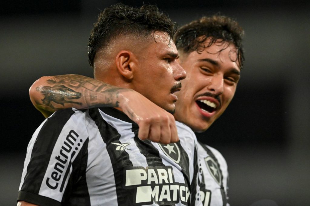 Tiquinho-Soares-Botafogo-jogo-imago1039815083h Atacante Tiquinho Soares comemora gol do Botafogo