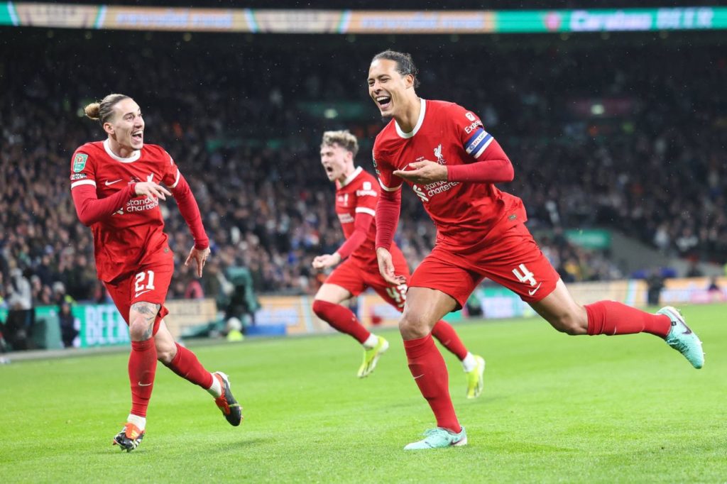 Van-Dijk-gol-Liverpool-imago10412299117h Zagueiro Van Dijk comemora o gol da vitória do Liverpool na final da Copa da Liga Inglesa