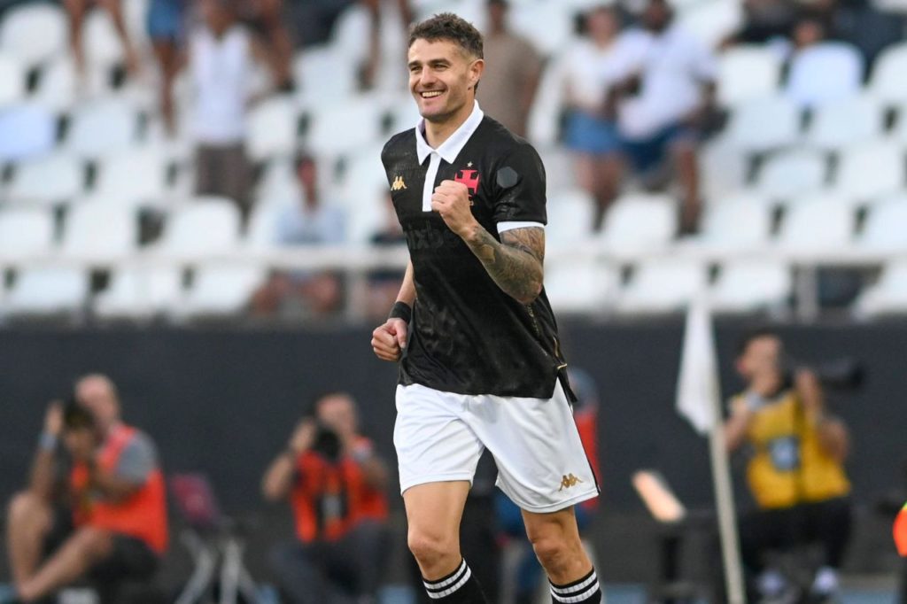 Atacante Pablo Vegetti comemorando gol pelo Vasco da Gama