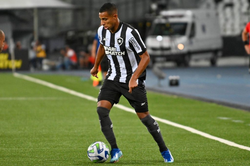 Ponta Victor Sá em ação pelo Botafogo