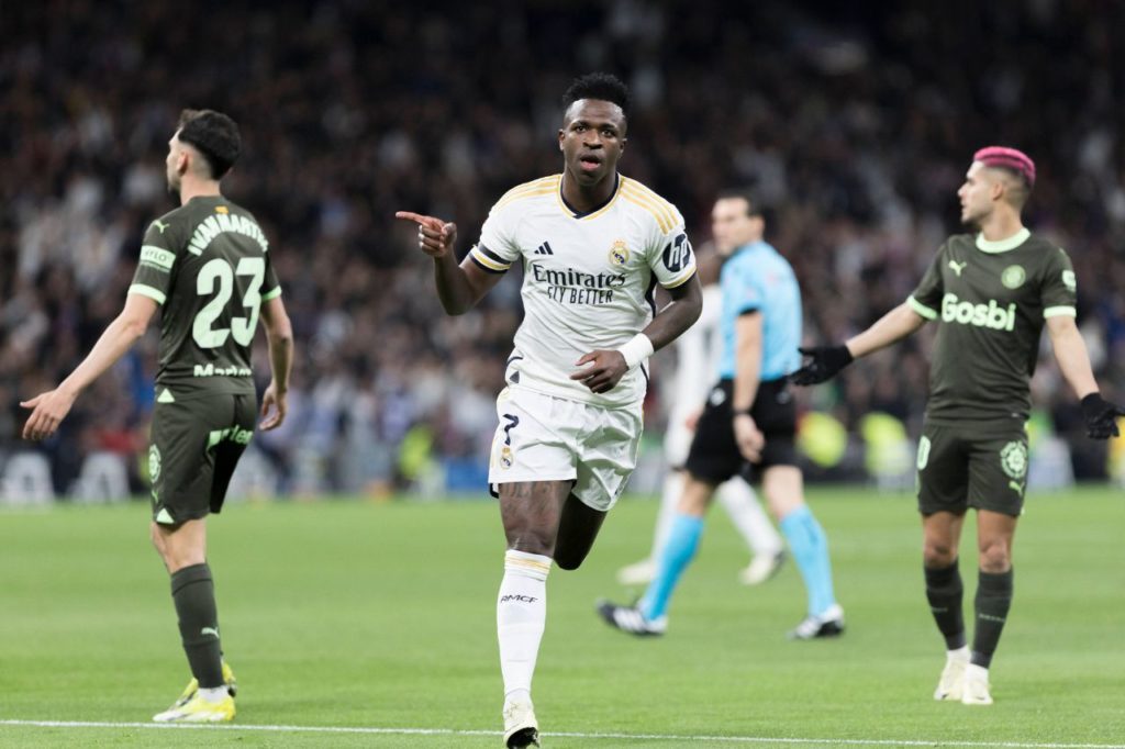 Atacante Vini Jr comemora gol pelo Real Madrid no jogo contra o Girona pela LaLiga