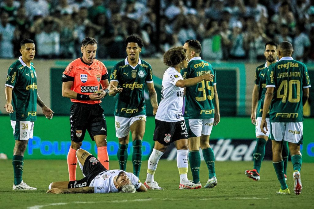 Yuri-Alberto-Corinthians-lesão-imago1040786054h Atacante Yuri Alberto cai no gramado após levar joelhada de Murilo no clássico entre Corinthians e Palmeiras
