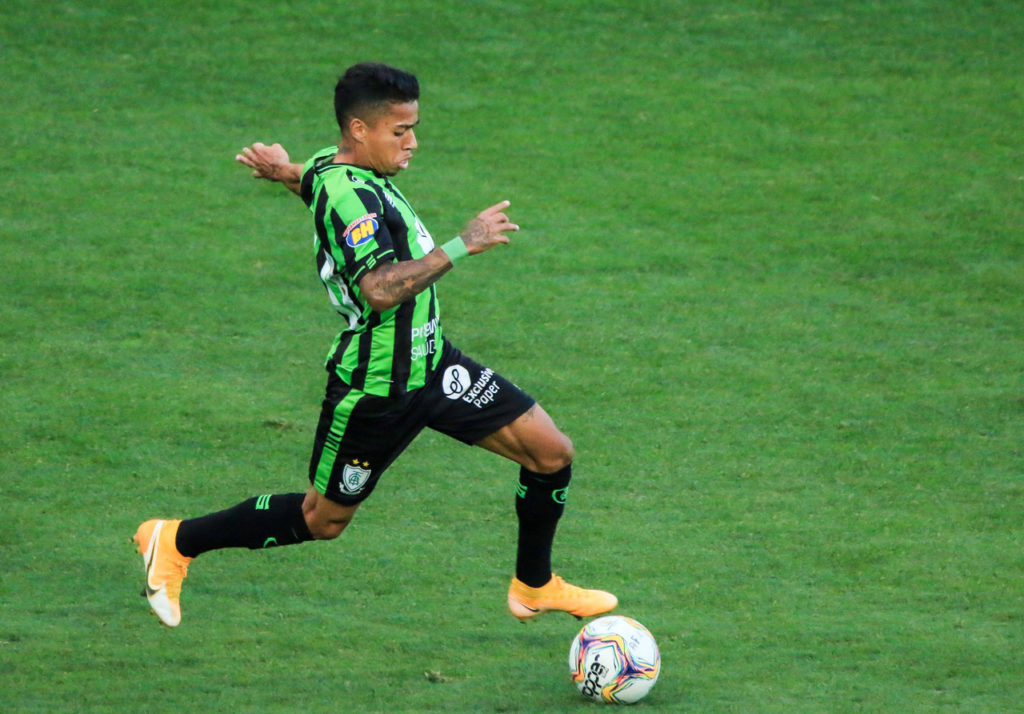 Matheusinho-América-MG-Jogo-imago0048029269h Matheusinho, do América-MG, parte com a bola dominada em um confronto da temporada.