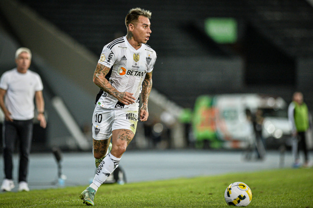 Vargas-Atlético-MG-Jogo-imago1013242847h Eduardo Vargas, do Atlético-MG, conduz a bola em uma das partidas do clube na última temporada.