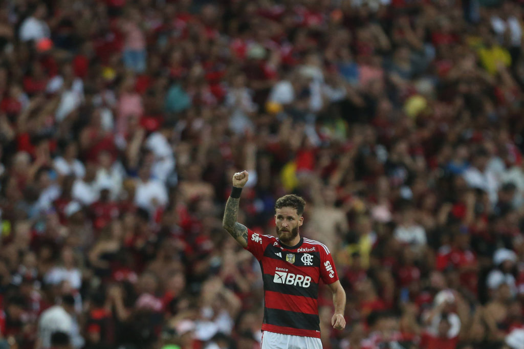 Léo Pereira, do Flamengo, comemora um dos gols que marcou pela equipe.