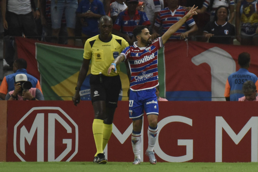 Calebe, do Fortaleza, comemora um dos gols da vitória da equipe no Campeonato Brasileiro.