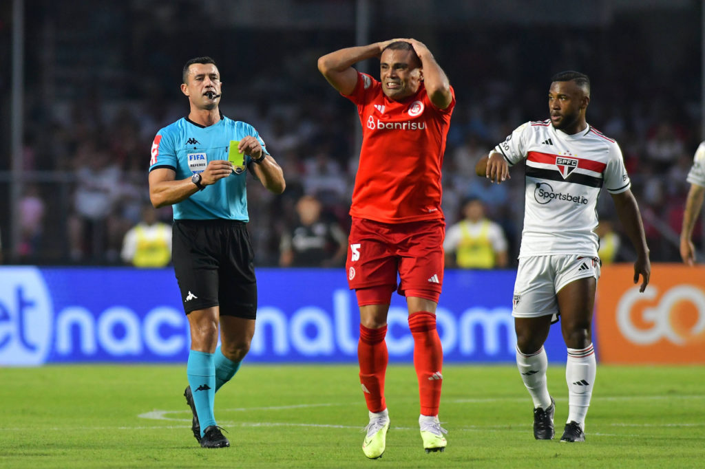 Mercado-Internacional-Jogo-imago1029362388h Mercado, do Inter, lamenta o cartão amarelo que levou do árbitro em um jogo contra o São Paulo no ano de 2023.