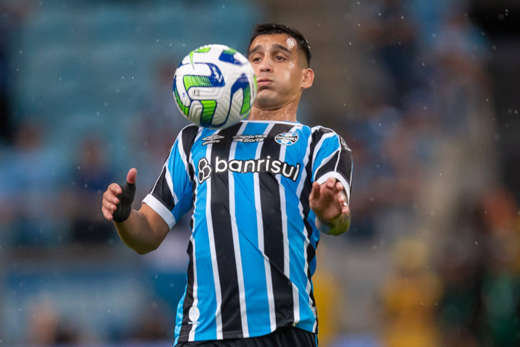 Cristaldo-Grêmio-Jogo-imago1030031927h Cristaldo, do Grêmio, domina a bola no peito em uma partida do time na temporada.