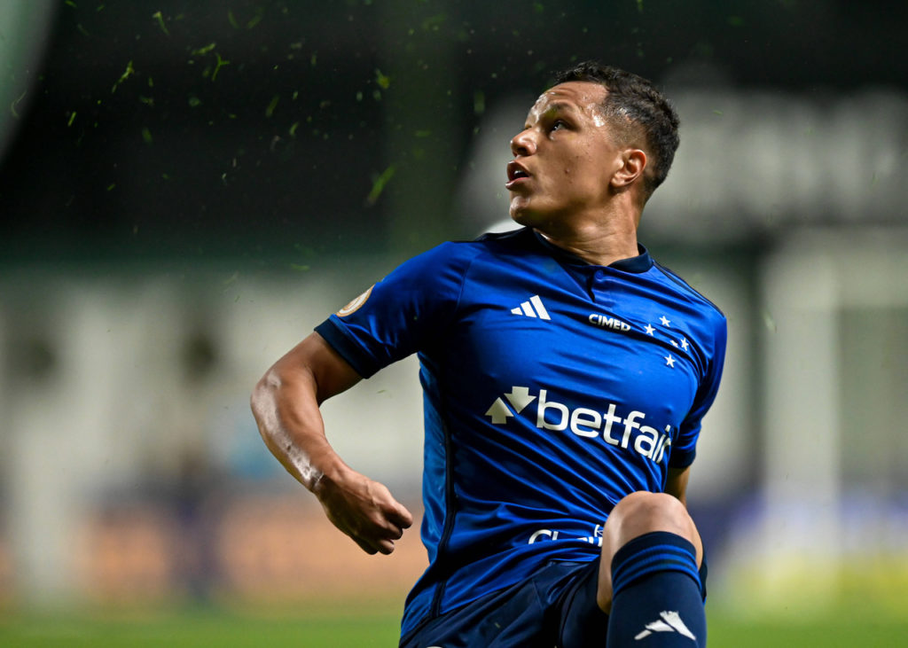 Marlon-Cruzeiro-Jogo-imago1031324846h Marlon, do Cruzeiro, espera a bola chegar em um lance durante uma partida do time na temporada de 2023.