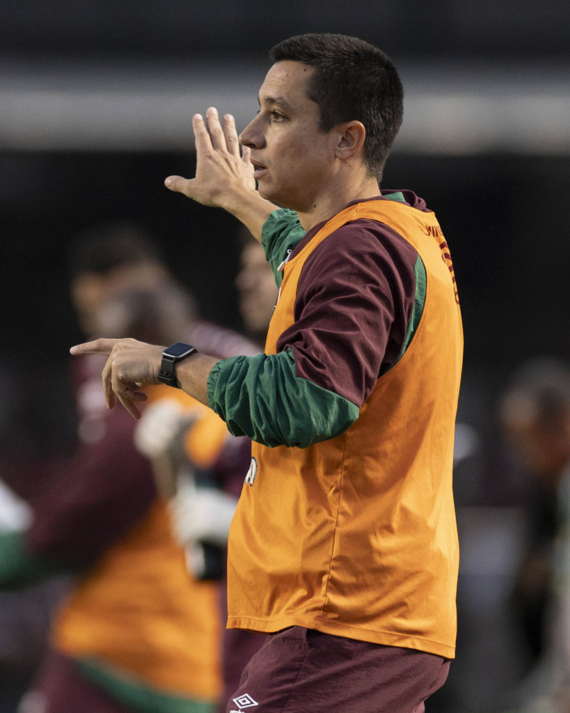 Eduardo-Barros-Fluminense-Jogo-imago1031402915h Eduardo Barros, do Fluminense, orienta o time à beira do campo.