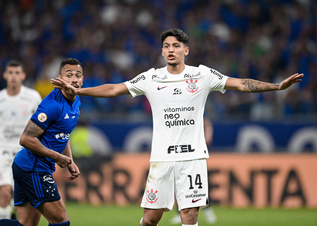 Caetano-Corinthians-Jogo-imago1033528402h Caetano, do Corinthians, orienta os seus companheiros em uma partida contra o Cruzeiro no Brasileirão de 2023.
