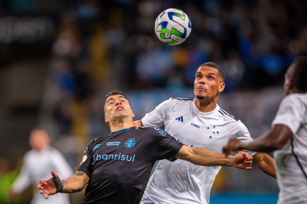Neris-Cruzeiro-Jogo-imago1033835552h Neris, do Cruzeiro, disputa a bola com Suárez, do Grêmio, no Brasileirão de 2023.