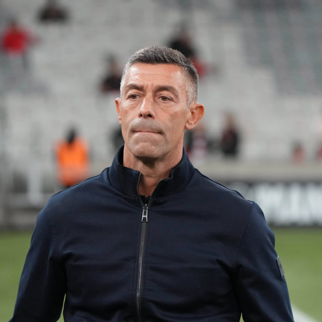 Pedro-Caixinha-Bragantino-Jogo-imago1035386188h Pedro Caixinha, do Bragantino, acompanha o time em um jogo fora de casa na temporada.