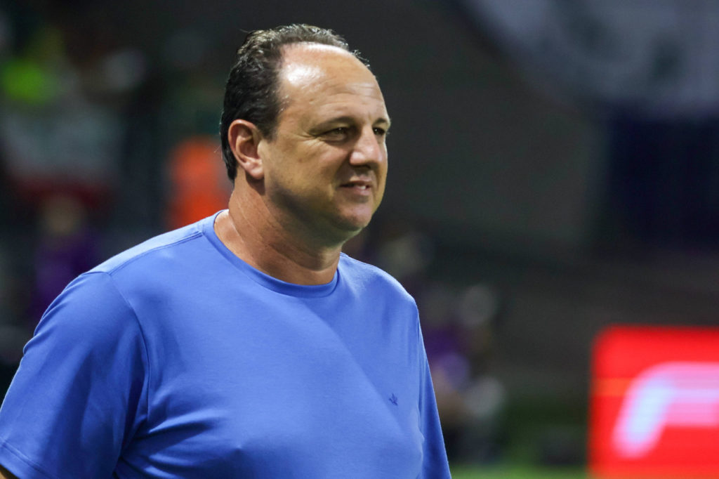 Rogério Ceni, do Bahia, sorri enquanto assiste a sua equipe jogar uma partida na temporada