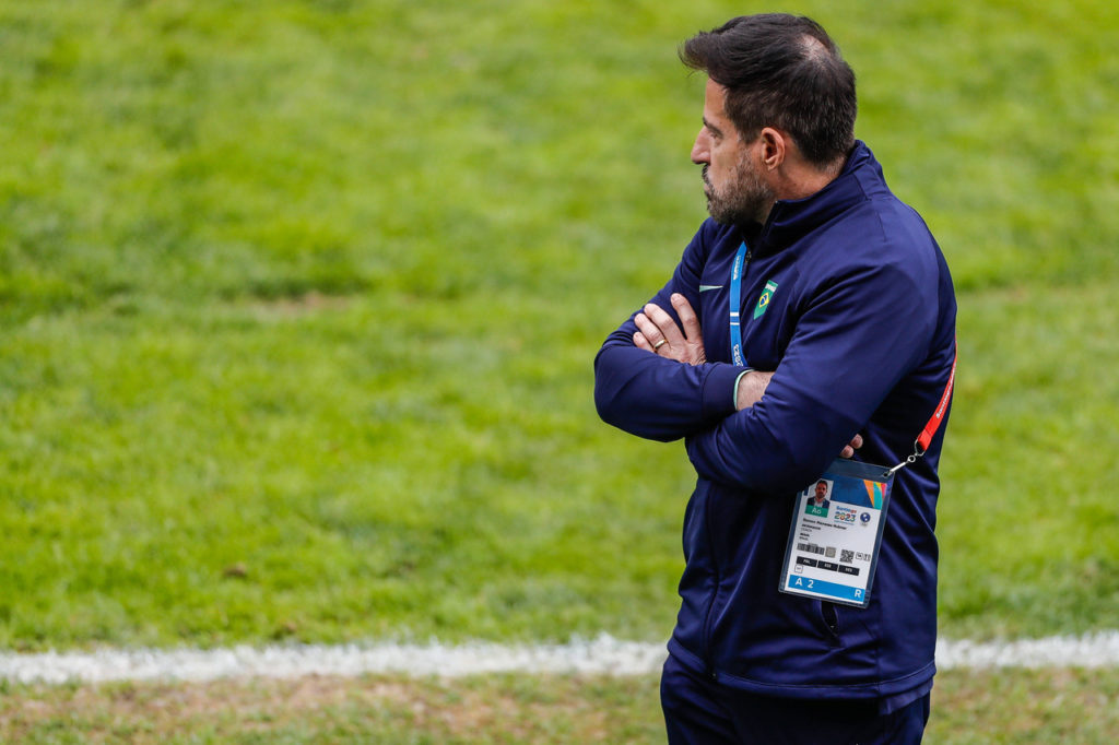 Ramon-Menezes-Brasil-Jogo-imago1036367794h Ramon Menezes, do Brasil, na beira do campo observando a equipe durante uma partida.
