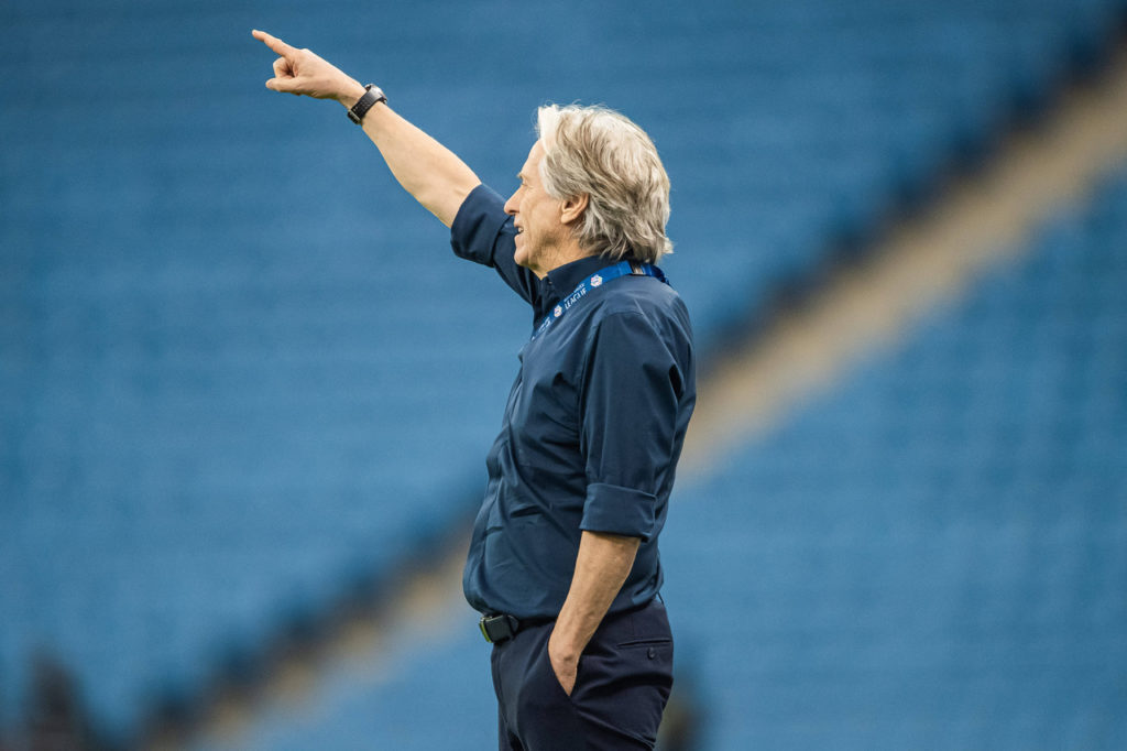 Jorge Jesus, do Al-Hilal, orienta o time em um dos jogos da temporada.