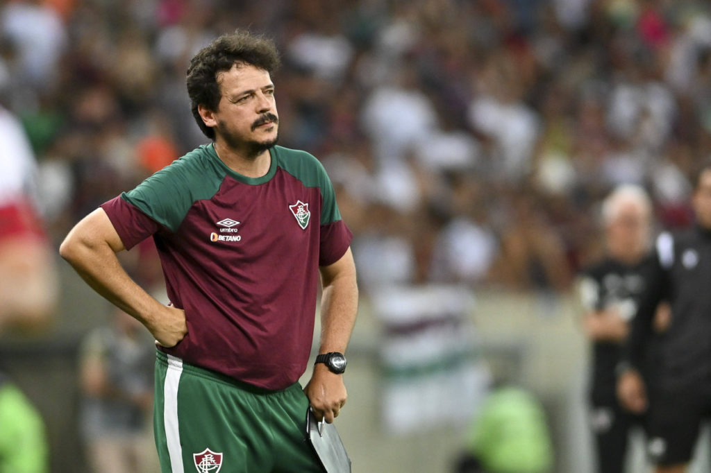 Fernando-Diniz-Fluminense-Jogo-imago1037208366h Fernando Diniz, do Fluminense, observa o seu time em uma partida na temporada.