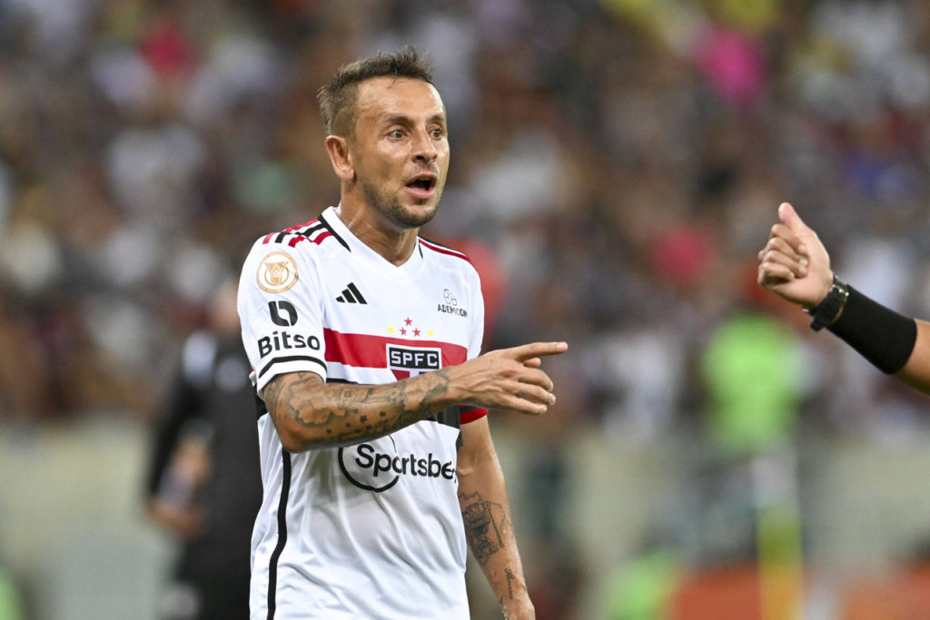 Rafinha-São-Paulo-Jogo-imago1037208406h Rafinha, do São Paulo, conversa com o time durante um jogo da temporada.