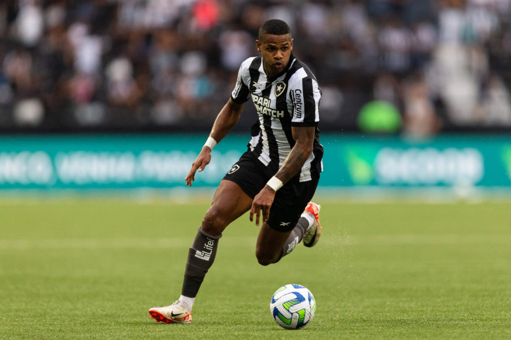 Júnior-Santos-Botafogo-Jogo-imago1037369809h Júnior Santos, do Botafogo, domina a bola e parte para o ataque em um jogo do time na temporada.