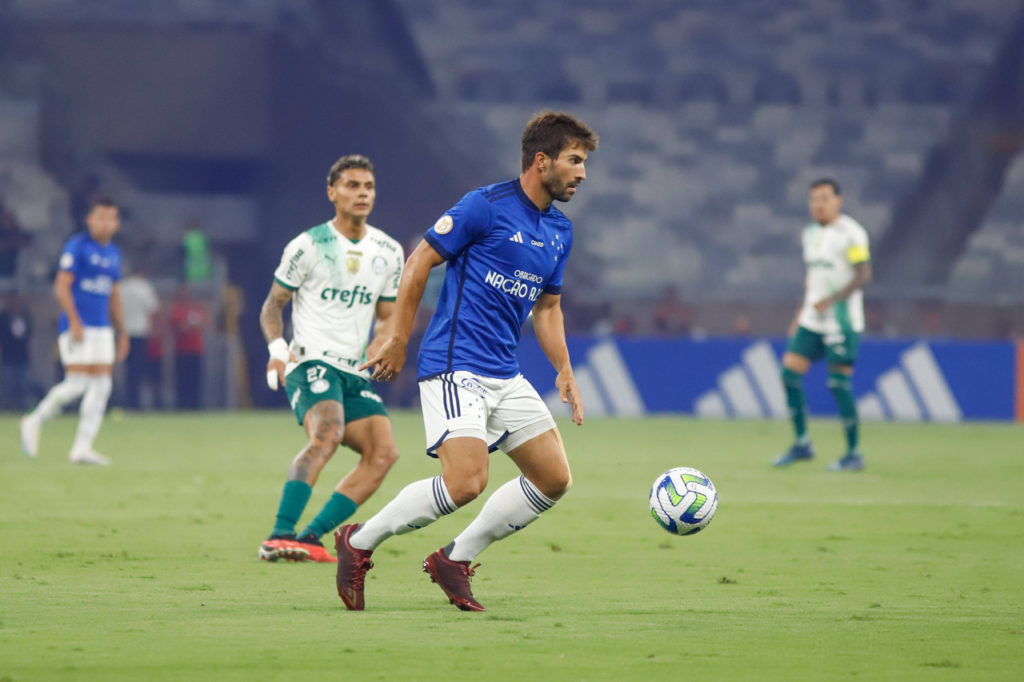 Lucas-Silva-Cruzeiro-Jogo-imago1037739547h Lucas Silva, do Cruzeiro, com a bola dominada durante um jogo do Brasileirão de 2023.