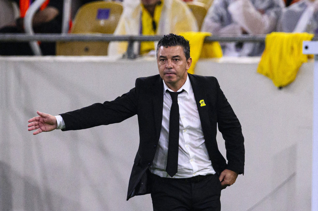 Marcelo-Gallardo-Al-Ittihad-Jogo-imago1038147019h Marcelo Gallardo, do Al-Ittihad, orienta o time em um dos jogos do Campeonato Saudita.