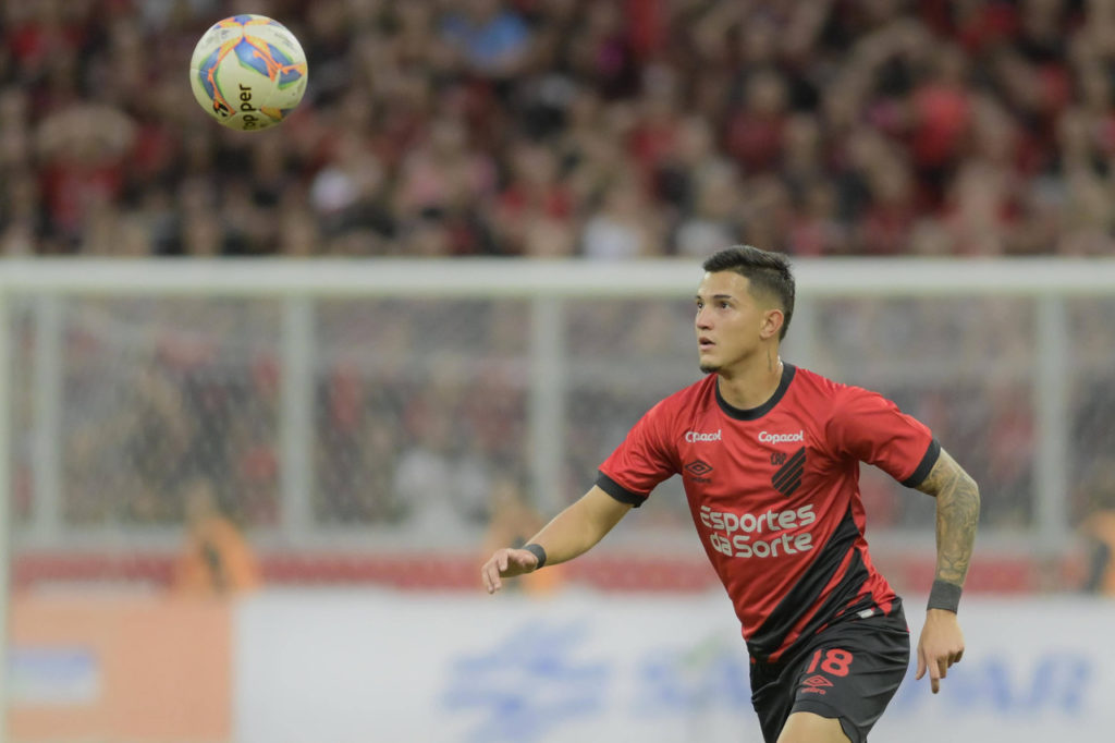 Jader-Athletico-Jogo-imago1039653758h Jader, do Athletico Paranaense, tenta dominar a bola durante uma partida o time na temporada.
