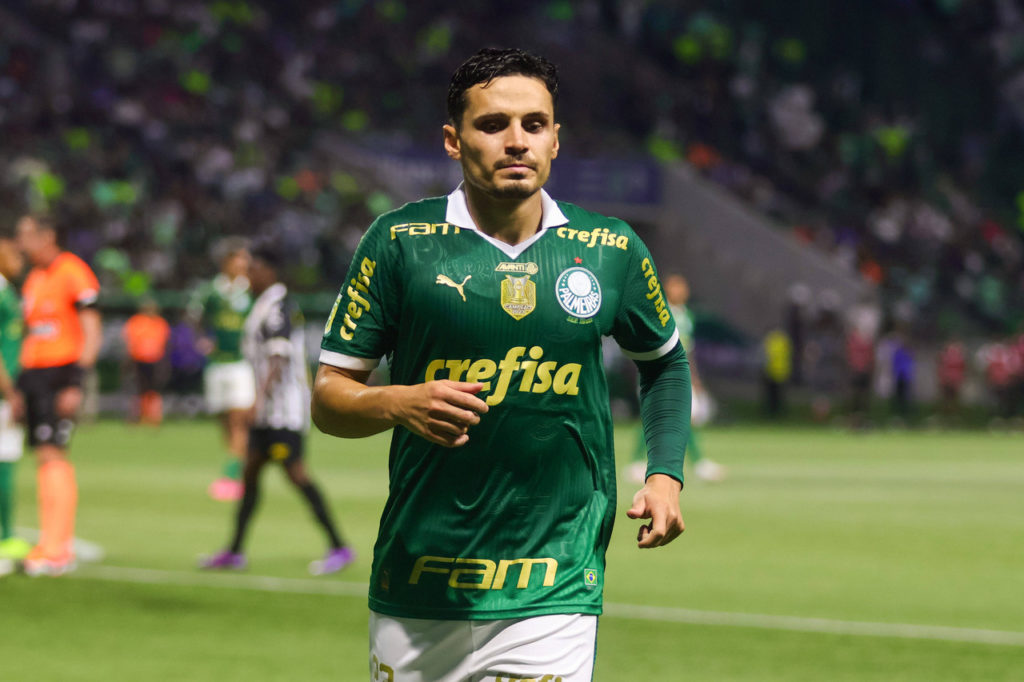 Raphael-Veiga-Palmeiras-Jogo-imago1039706768h Raphael Veiga. do Palmeiras, percorre o campo durante uma partida da equipe na temporada de 2024.
