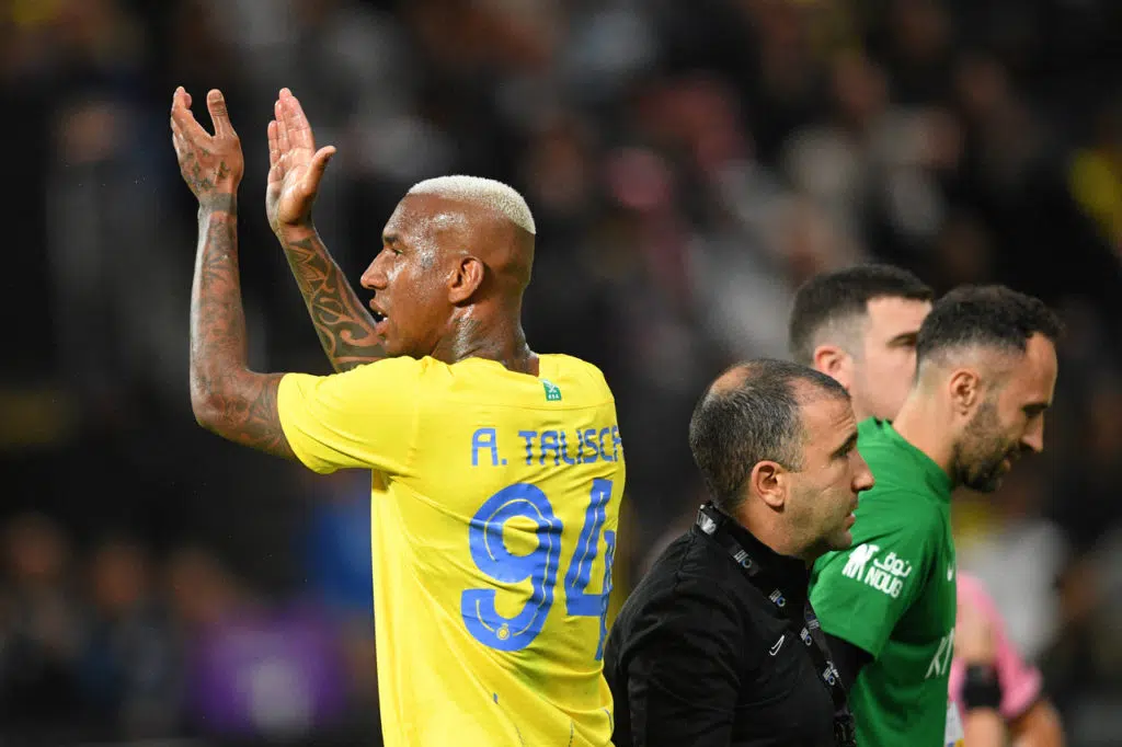 Talisca, do Al-Nassr, comemora um de seus gols pela equipe saudita em amistoso internacional.